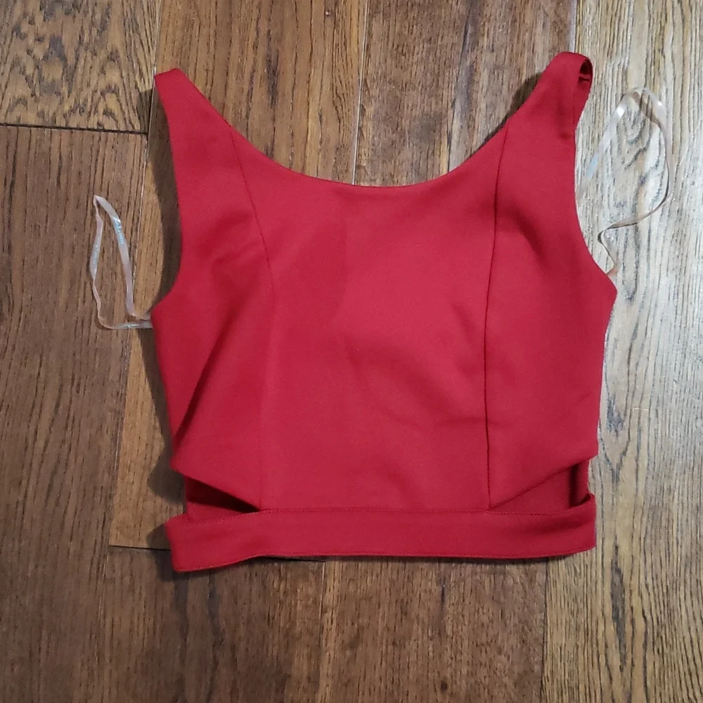 Deep red cut out crop top - Picture 3 of 4